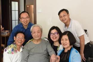 徐根宝迎80岁生日，张琳芃携一家来到基地看望恩师