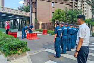 自己都想休了！克莱以为自己被换下刚坐下又上场 字幕给出11中1